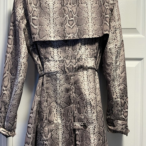 Ladies snakeskin print rain coat - Picture 3 of 3